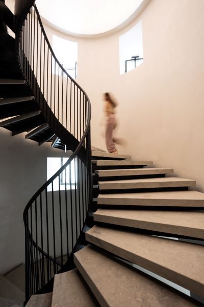 1.Carsten Höller, Venice Inclined Oval Staircase, 2024, installation view, ph. Massimo Pistore, courtesy Berggruen Arts & Culture-